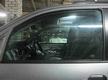 Скло передніх лівих дверей Toyota Sequoia