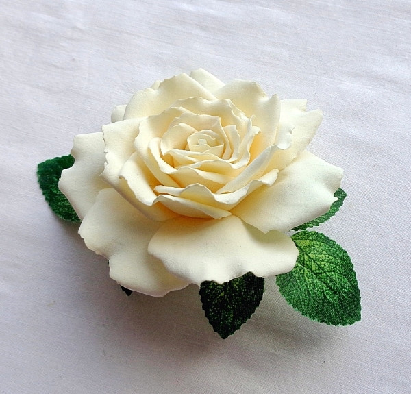 Заколка-брошка з трояндою з фоамирана ручної роботи "Карамель"