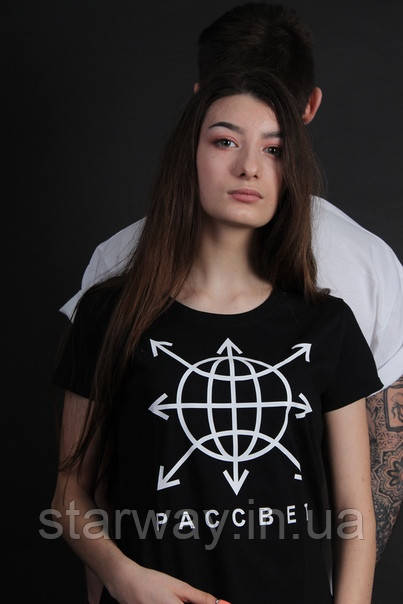 Чорна жіноча футболка з білим принтом рассвет