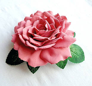 Заколка-брошка з трояндою з фоамірана ручної роботи "Лососева"