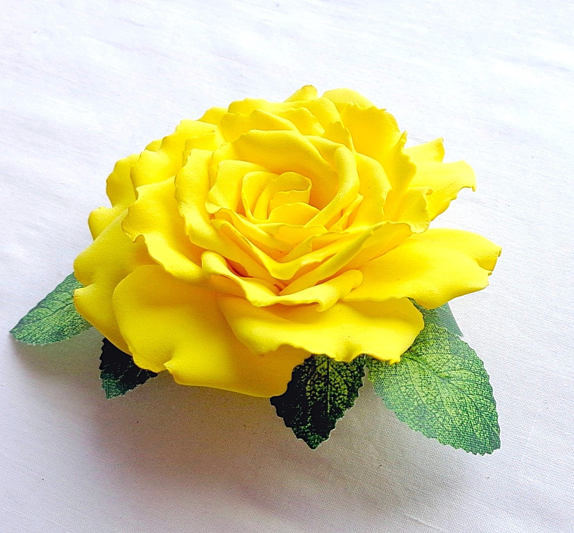 Заколка-брошка з трояндою з фоамирана ручної роботи "Жовта"