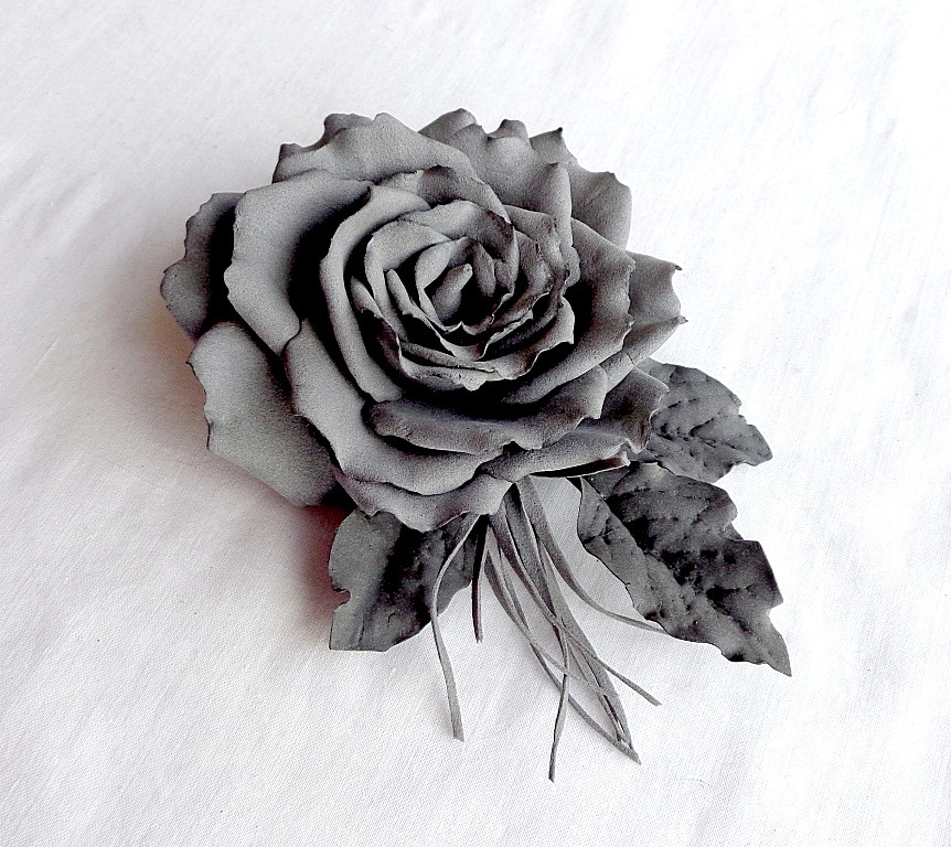 Заколка-брошка з трояндою з фоамірана ручної роботи "Сіра троянда"