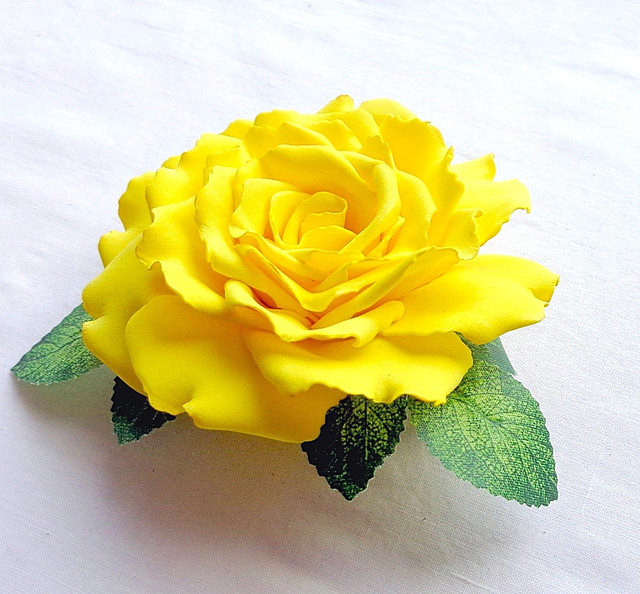Заколка-брошка з трояндою з фоамирана ручної роботи "Жовта"-купити-в інтернет-магазині-AnnaRose