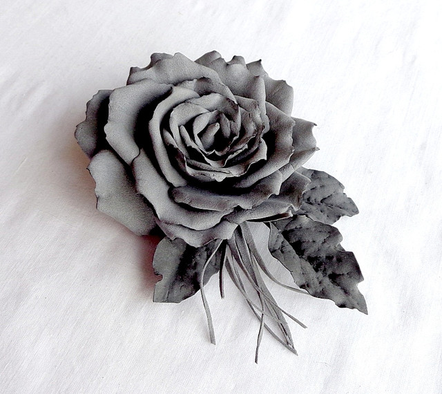  Заколка-брошка з трояндою з фоамірана ручної роботи "Сіра троянда" -купити-в інтернет-магазині annarose
