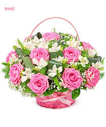 Красивий кошик із рожевих троянд "Весняний мотив"