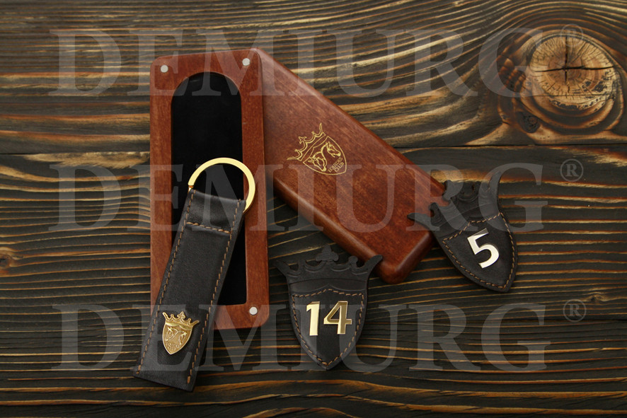 Комплект - брелоки и номерки из кожи (эксклюзивный дизайн) в упаковке из натурального дерева