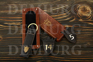 Комплект - брелоки и номерки из кожи (эксклюзивный дизайн) в упаковке из натурального дерева