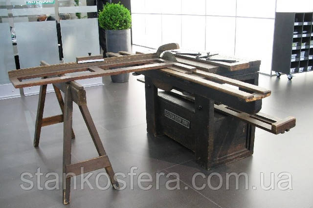 Первый форматный станок Altendorf. Фото stankosfera.com.ua стенда фирмы Альтендорф с выставки Ligna (Ганновер) Altendorf ― первый в мире форматный станок с подвижной кареткой. Фото stankosfera.com.ua со стенда фирмы Altendorf на международной выставке Ligna в Ганновере