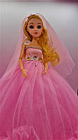 Лялька Барбі в рожевому платті