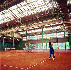 Опалення критих тенісних кортів енергозберігаючим і ефективним опаленням SBM.