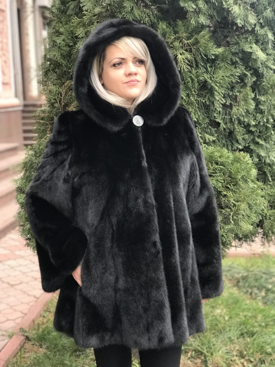 Шуба-манто кльош із норки з капюшоном чорна Manakas