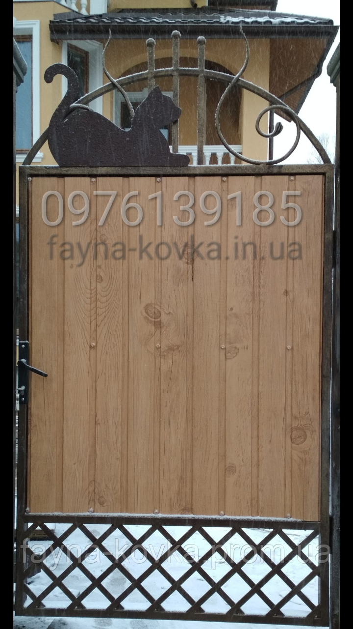 Ковані хвіртка закрита профнастилом. Кована хвіртка.
