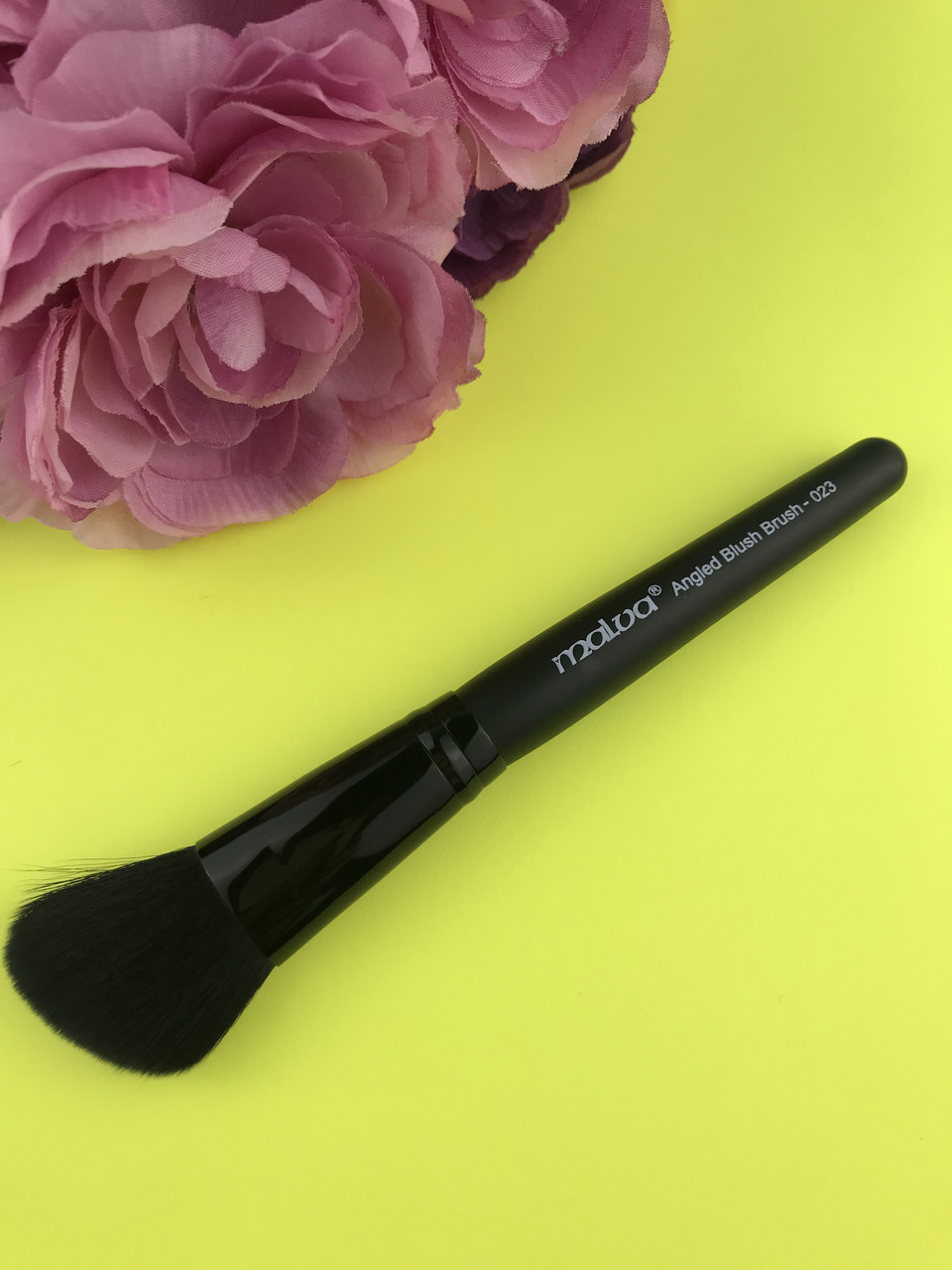 Пензель для рум'ян і бронзатора No23 Malva Cosmetics Angled Blush Brush