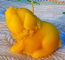 Воскова свічка "Замріяна свинка" з натурального бджолиного воску