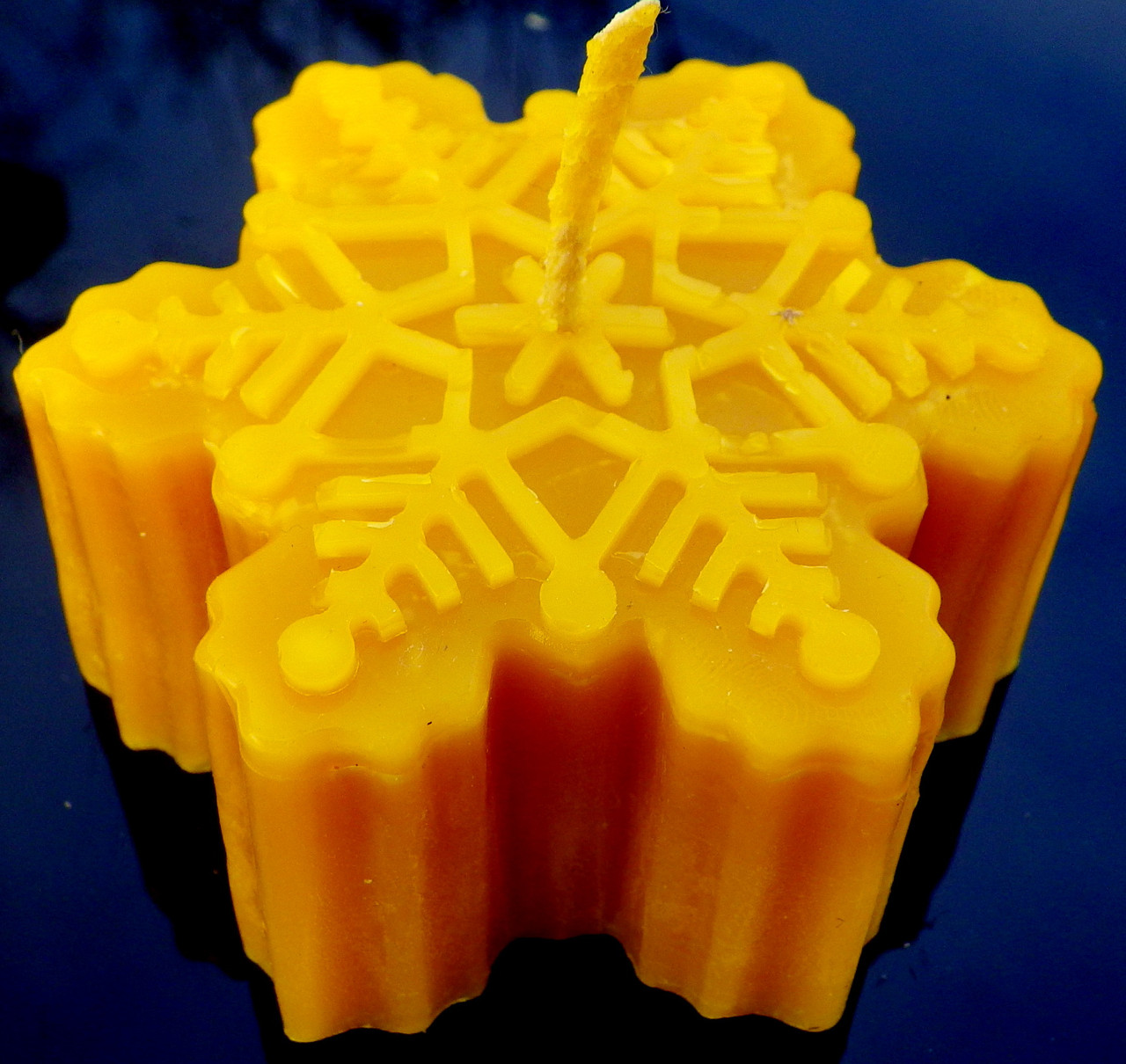 Новорічна воскова свічка "Сніжинка #2" з натурального бджолиного воску