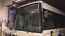 Производство и замена лобового стекла триплекс на автобусе Volvo B6 BLE Hess  в Никополе (Украина). 2