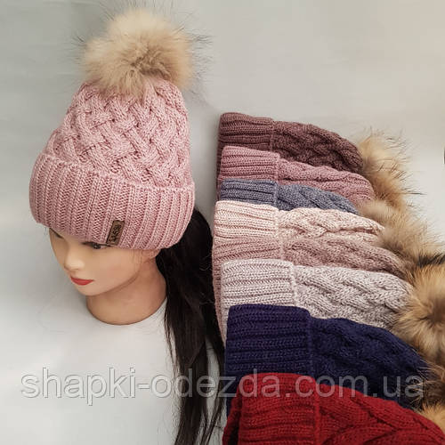 Шапка вязаная с подворотом и бубоном енота для девочки на полном флисе ...