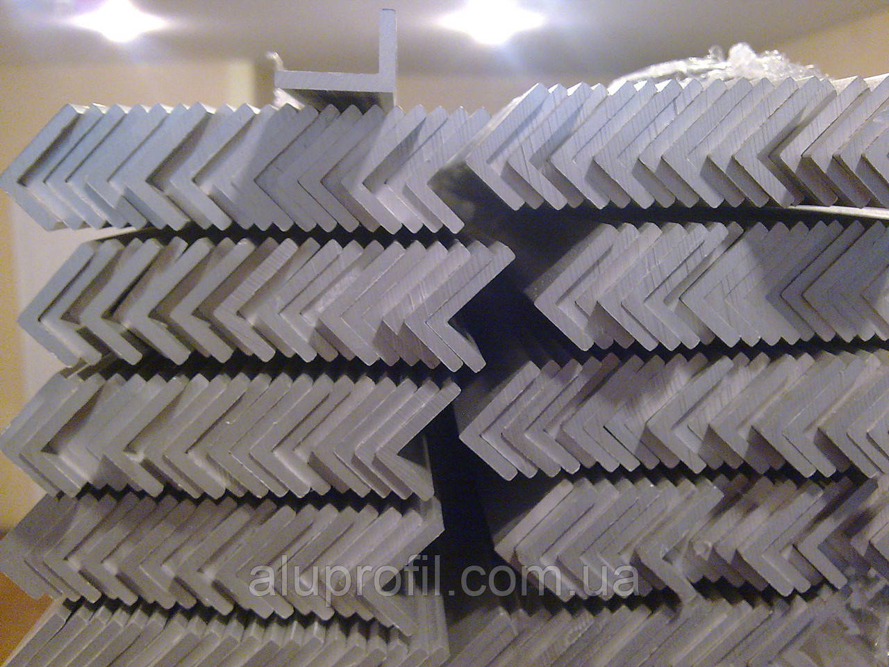 Алюмінієвий профіль — кутник алюмінієвий 15х10х2 Б/П