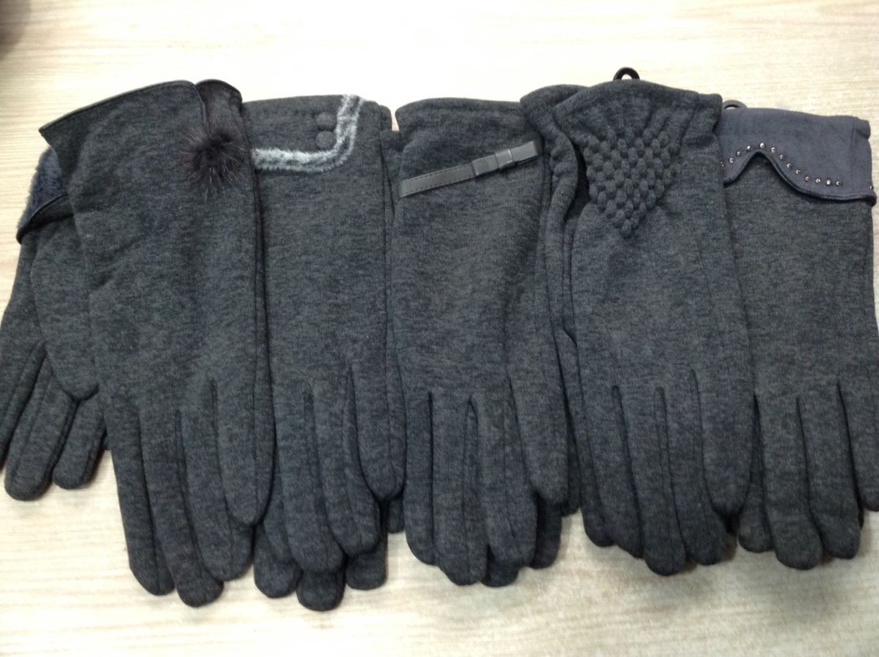 Тёплые яркие стрейчевые женские перчатки на меху - фото 2 - id-p832470125