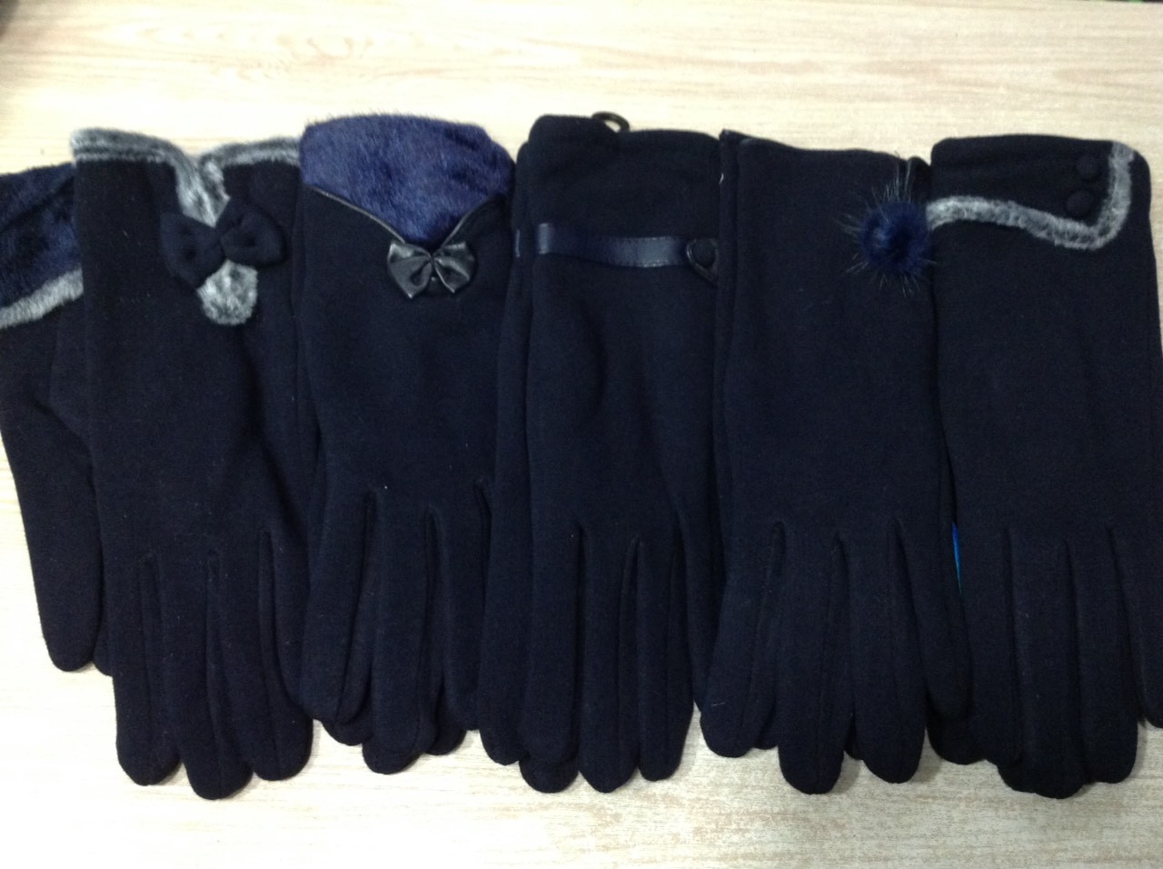 Тёплые яркие стрейчевые женские перчатки на меху - фото 5 - id-p832470125