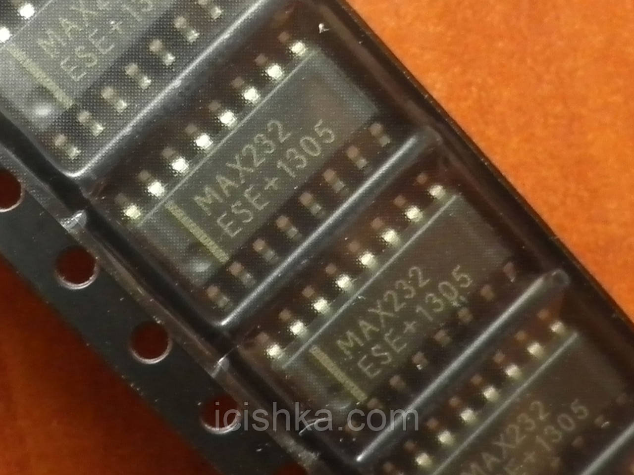 MAX232/MAX232ESE SOP16 — RS-232 UART конвертер рівнів, фото 1
