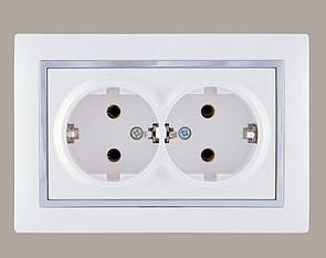 Розетка з заземленням подвійна (з рамкою) LXL Tesla білий/хром