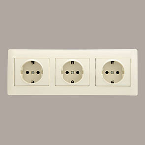 Потрійна Розетка із заземленням в рамці LXL Oscar кремова