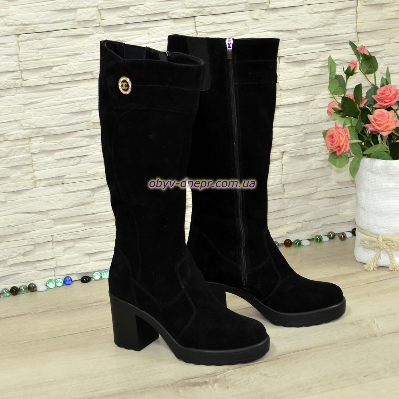 Жіночі чоботи на високому стійкому каблуці, декоровані фурнітурою, фото 1