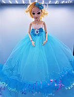Лялька в ошатному блакитному платті