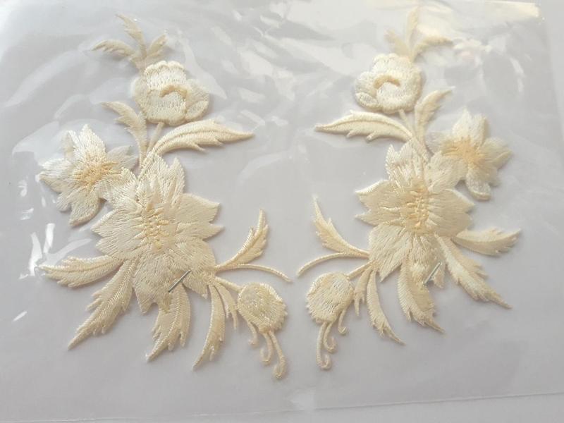 Аплікація вишивка клейова "Квіти" крем, 12-13 см 1п