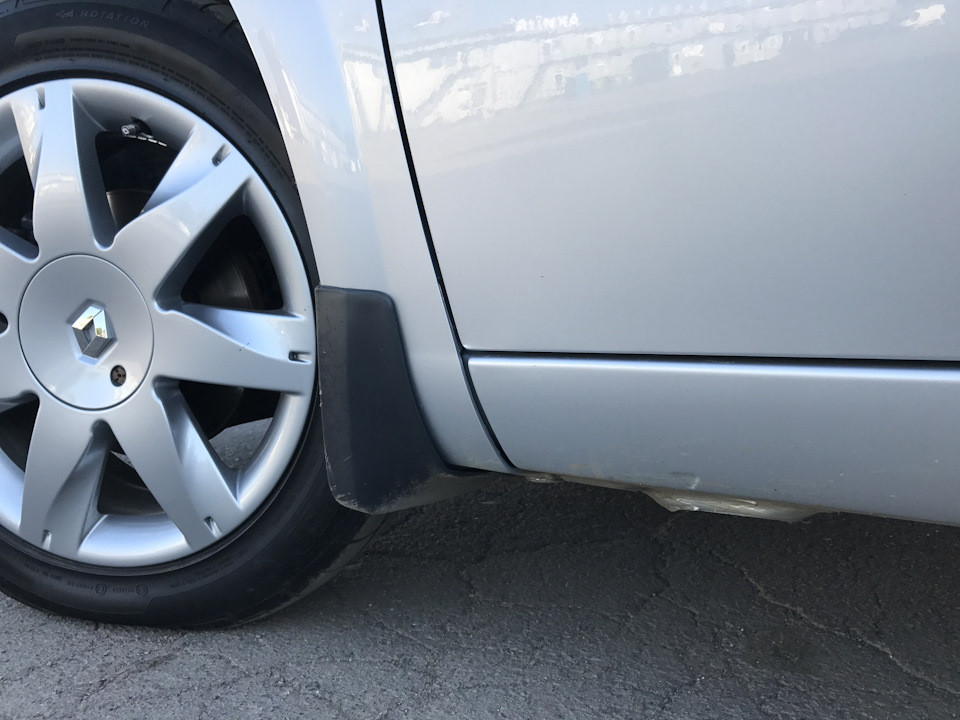 Брызговики (передние) Renault Megane II 2003-2009 оригинальные 2шт ...