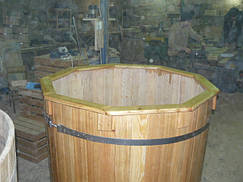 Купель из лиственницы перед установкой мягкого вкладыша с деревянной отделкой по верху. Снаружи обработана льняным маслом.
