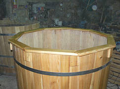 Купіль з модрини перед установкою м'якого вкладиша з дерев'яною обробкою по верху. Зовні оброблений лляним маслом.
