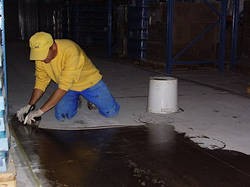 Знепилювання й зміцнення бетонної підлоги