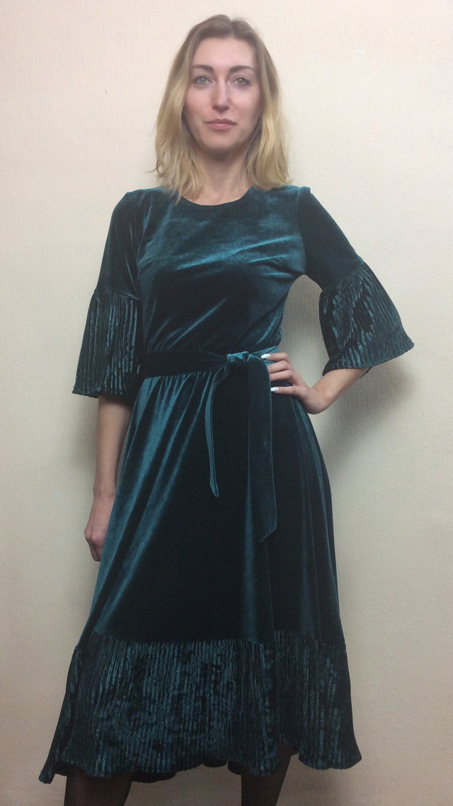 Нарядное платье миди из велюра, изумрудное П253