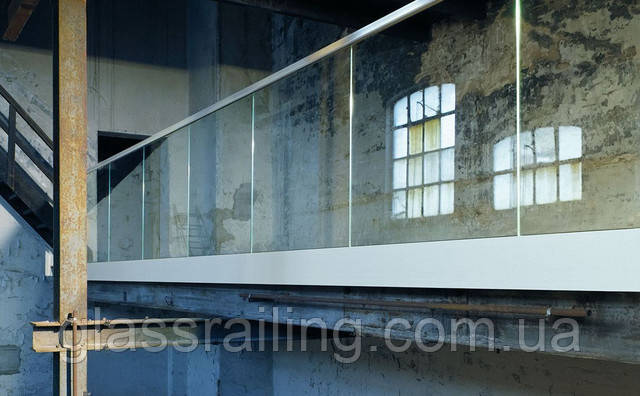Скляне огородження в торець перекриття Скляне огородження в торець перекриття