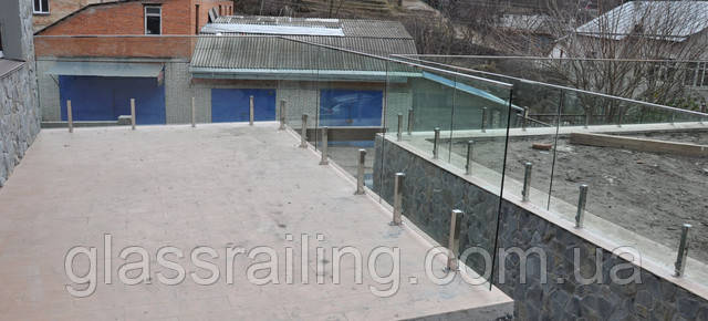 Скляне огородження на нержавіючих стійках Скляне огородження на нержавіючих стійках