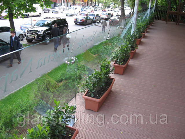 Скляне огородження з ребрами жорсткості Скляне огородження з ребрами жорсткості