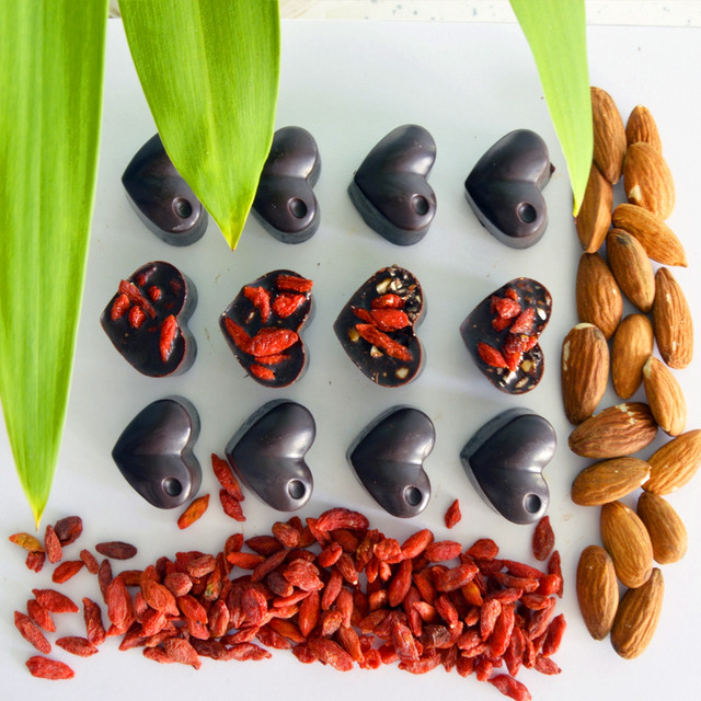 Шоколадные конфеты БЕЗ сахара в форме сердечек с ягодами годжи и орехами