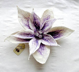 Повстяна брошка молочна квітка ручної роботи "Бузкова Лілія"