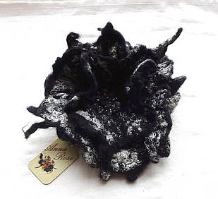 Повстяна брошка квітка ручної роботи "Чорна ніч"