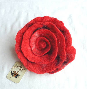 Повстяна брошка червона квітка ручної роботи "Троянда Кармен"