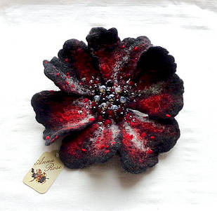 Повстяна чорна брошка квітка ручної роботи з агатом "Сузір'я Оріона"