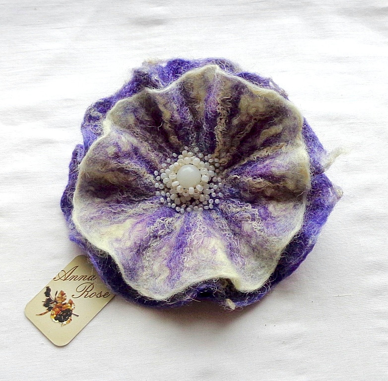 Повстяна брошка квітка ручної роботи "Бузкові настрій"