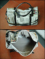 Велика сумка бочонок з принтом газети, фото 3