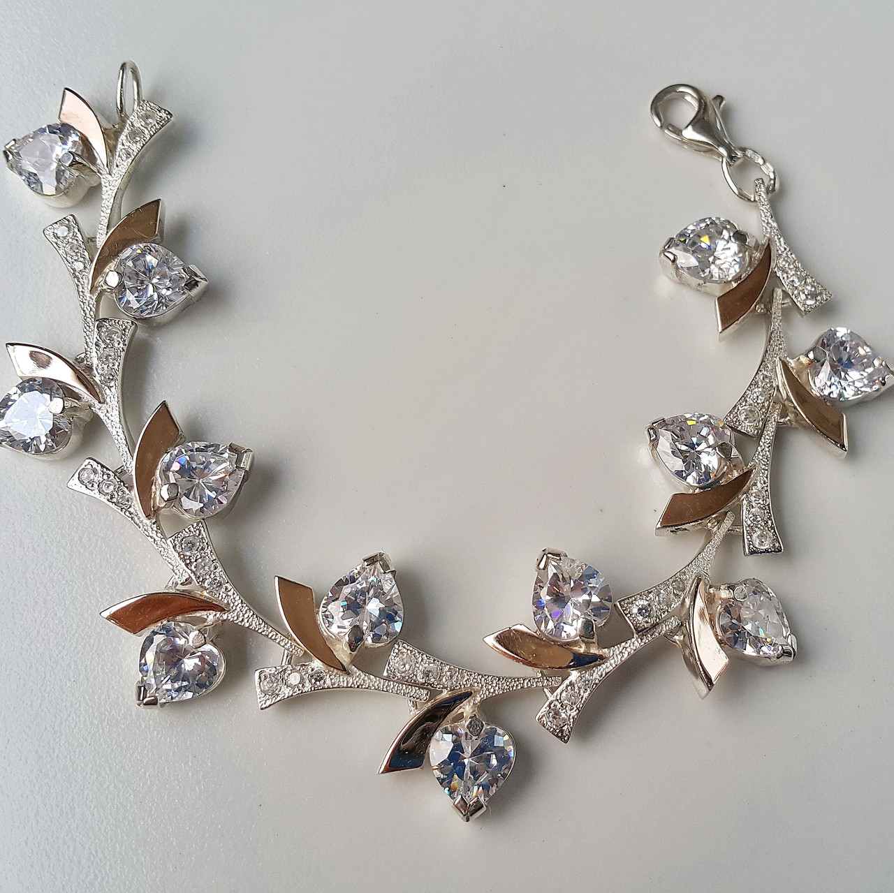 Браслет серебряный с золотыми вставками женский крупные прозрачные фианиты - фото 1 - id-p847111796
