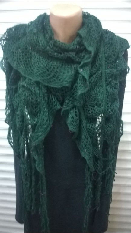 Ажурний шарф трикотажний мереживний в'язки з бахромою зеленого кольору