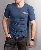 Мужская футболка синяя вырез мысом, карман на груди