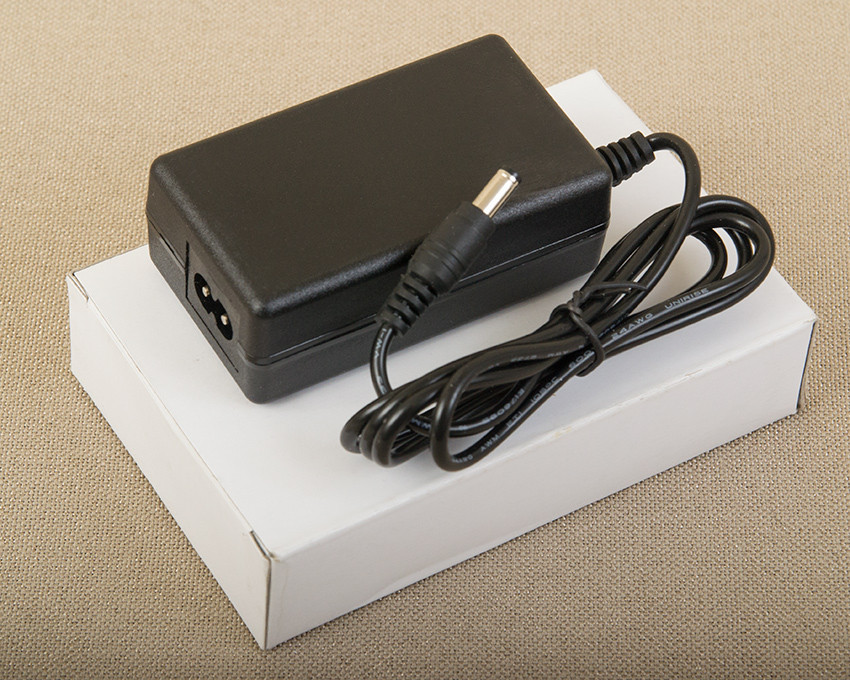 Dilux — Блок живлення 36 W 3 A 12 V, 36 ватів 3 А 12 В, імпульсний, розетковий.