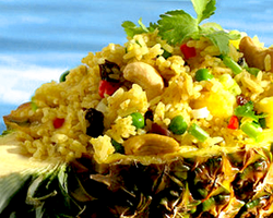 Кхао Пад Саппарот - тайський смажений рис з яйцем в анансе